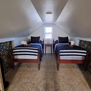  Holiday home Private House Mins To Maymont Park, Trails & Vcu!
